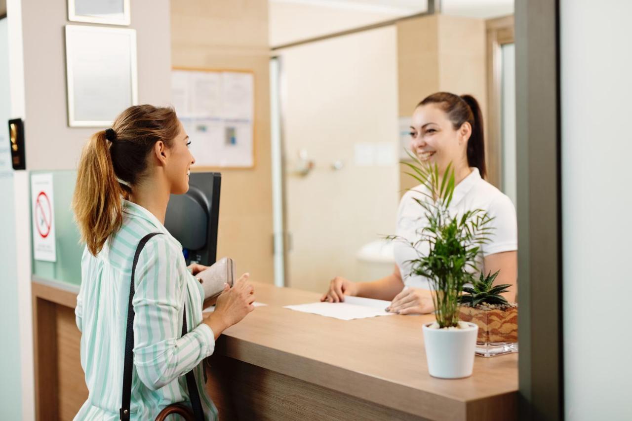 Hotel Premier Aqua - Adults Only Vrdnik Luaran gambar Receptionist at work