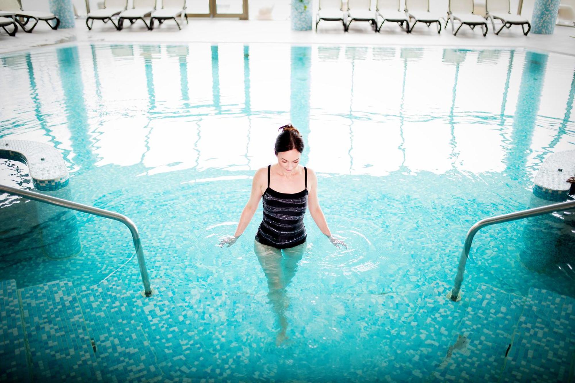 Hotel Premier Aqua - Adults Only Vrdnik Luaran gambar A woman in a swimming pool