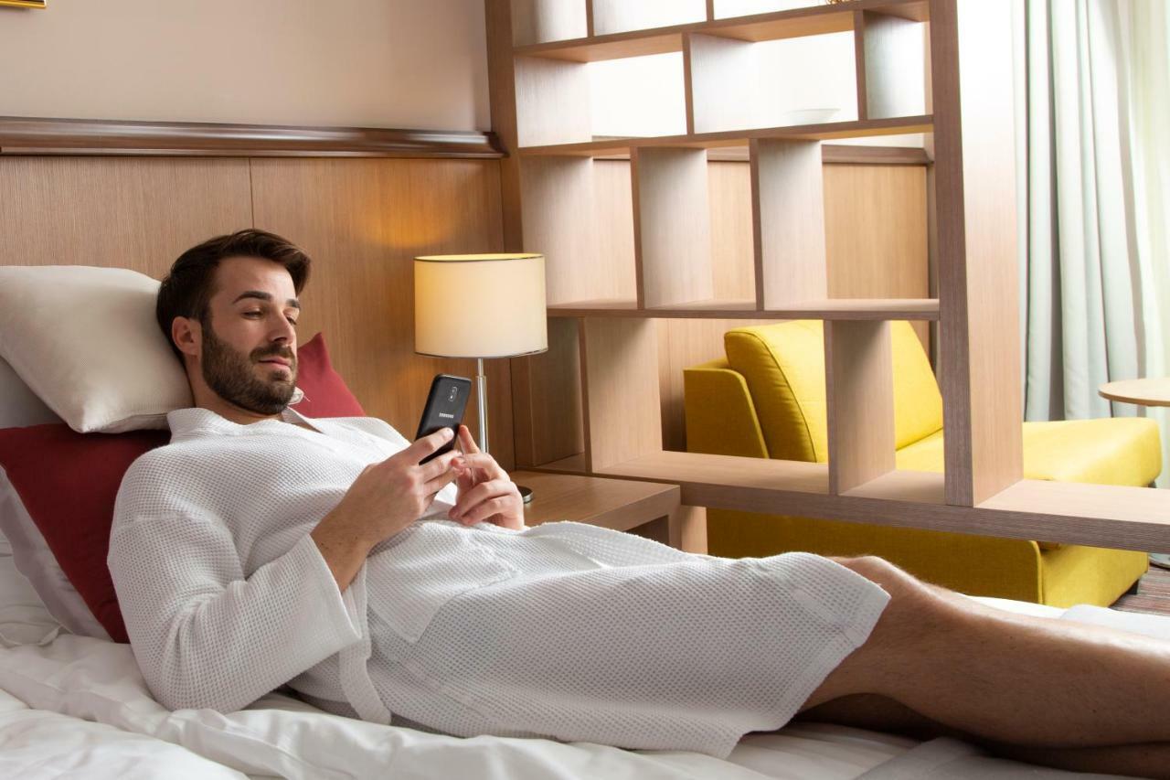 Hotel Premier Aqua - Adults Only Vrdnik Luaran gambar A man wearing a bathrobe